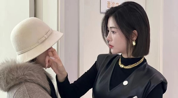 張蕾為求美者面診。重慶諾美欣悅（媛頌）醫療美容供圖