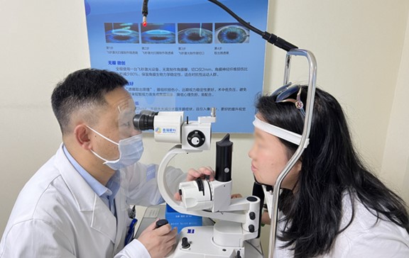 葉進為患者檢查眼部情況。重慶普瑞眼科醫院供圖