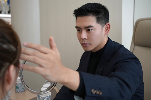 胡然為患者面診。重慶諾美欣悅（媛頌）醫療美容供圖