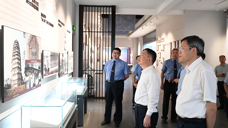 時俠聯（中）在重慶市檢察院文化遺產保護中心了解文化遺產保護工作。吳杰攝