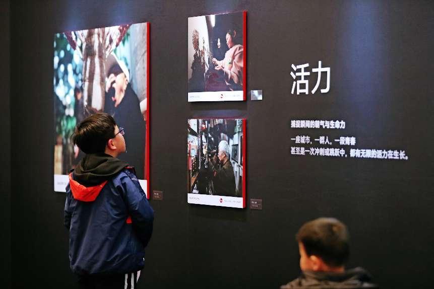 小朋友們正在欣賞攝影作品。小米供圖