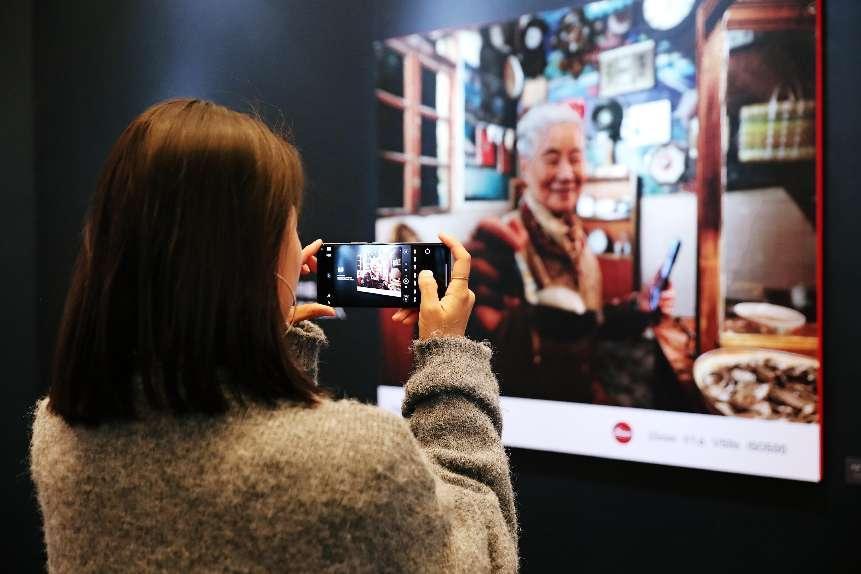 市民打卡影像展。小米供圖