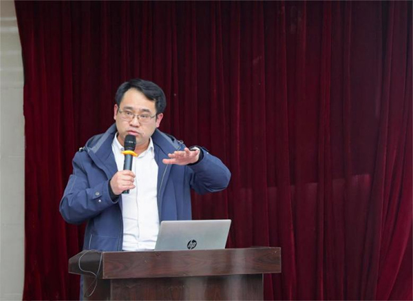 古劍做工作匯報。重慶市九龍坡區第二人民醫院供圖