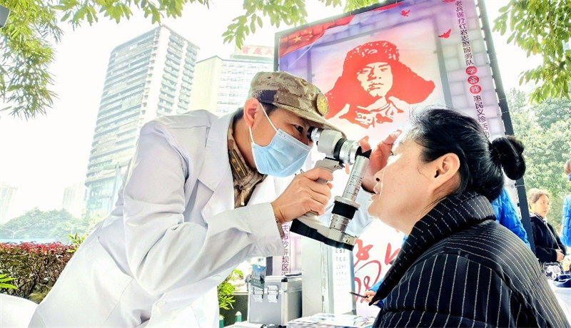 新橋醫院在沙坪壩區三峽廣場開展學雷鋒義診活動。受訪者供圖