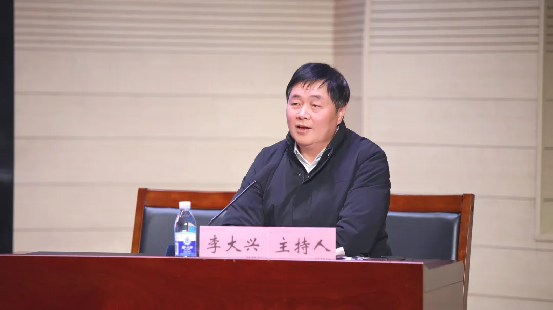 李大興主持會議現場。重慶西區醫院供圖