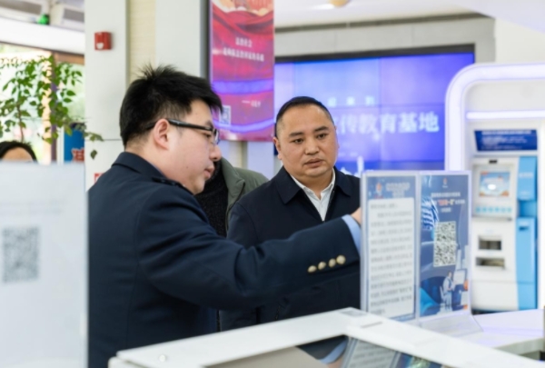 黃大勇（右一）一行實地調研渝北稅務部門稅費服務和稅收普法工作。郭睿攝