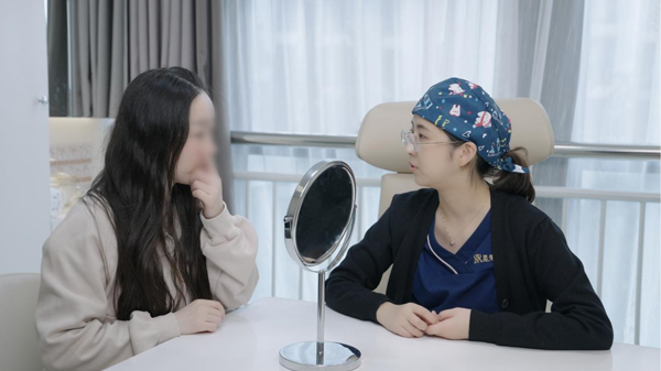 趙清為患者面診。重慶星榮整形外科醫院供圖