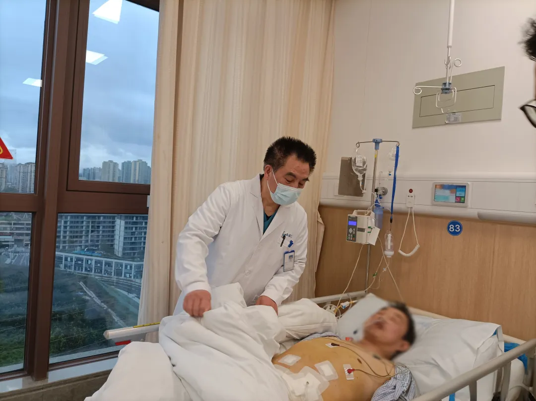 程應東查房。重慶西區醫院供圖