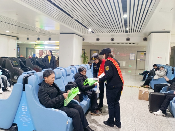 普法志愿者向乘客發放宣傳資料。沙坪壩區交通局供圖