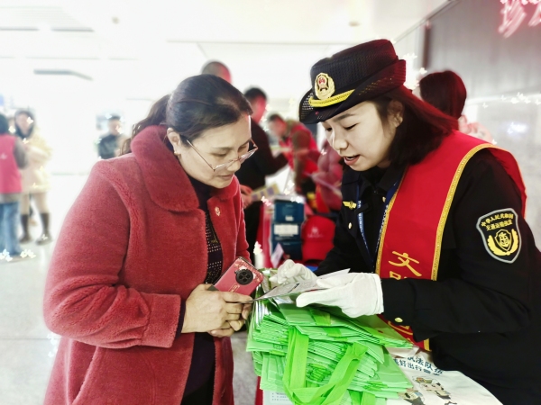 普法志愿者為乘客答疑解惑。沙坪壩區交通局供圖