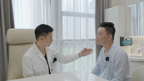 劉正茂為患者面診。重慶星榮整形外科醫院