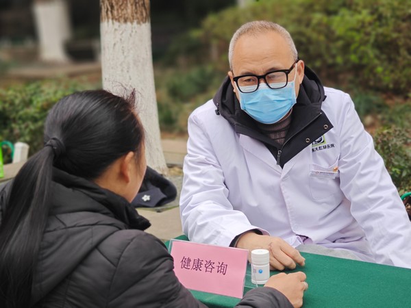 咨詢現場。重慶東大肛腸醫院供圖