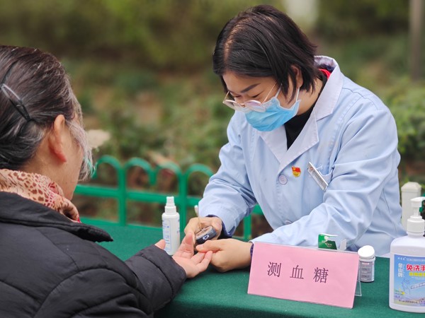 咨詢現場。重慶東大肛腸醫院供圖