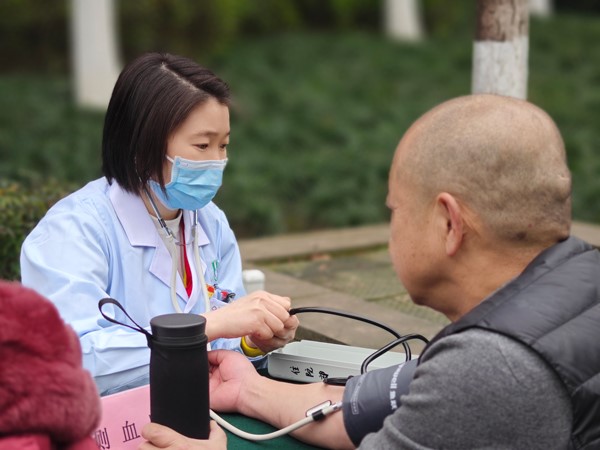 咨詢現場。重慶東大肛腸醫院供圖