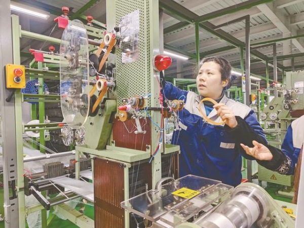 工人正熟練操作機械生產安全帶織帶。鄰水縣融媒體中心供圖