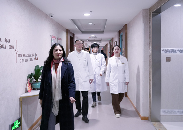 藝星團隊參觀科室。重慶藝星醫療美容醫院供圖