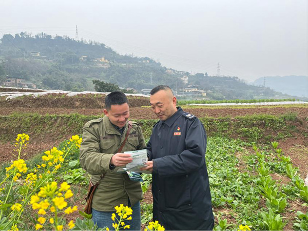 春耕時節，巴南區稅務人員走訪農業合作社，發放稅費政策宣傳手冊，面對面答疑解惑。蒙賽攝