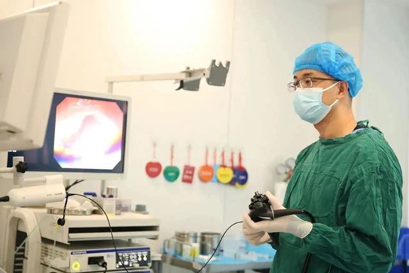 周銀斌查看患者情況。重慶松山醫院供圖