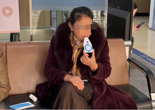 患者正在做C14呼氣試驗。重慶東大肛腸醫院供圖