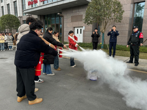學生們進行滅火器操作。重慶西區醫院供圖