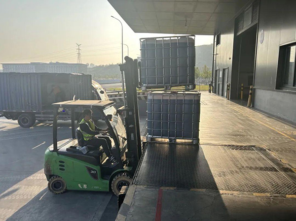 中新（重慶）多式聯運示范基地內，叉車正在轉運貨物。兩江新區供圖