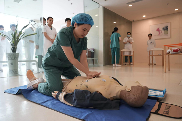 開展心肺復蘇培訓。重慶北部婦產醫院供圖