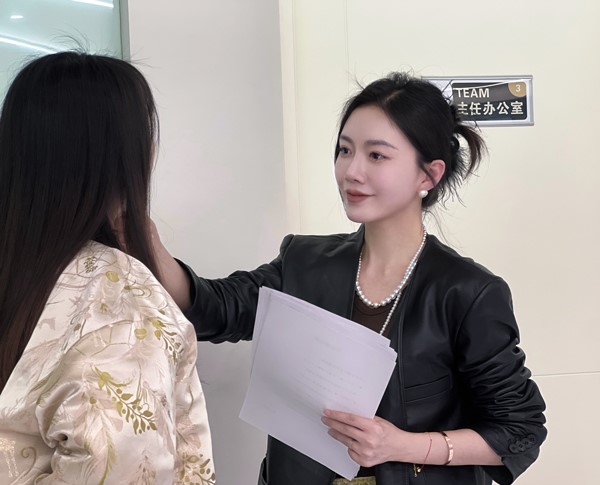 楊瓔琳為求美者面診。重慶諾美欣悅（媛頌）醫療美容供圖