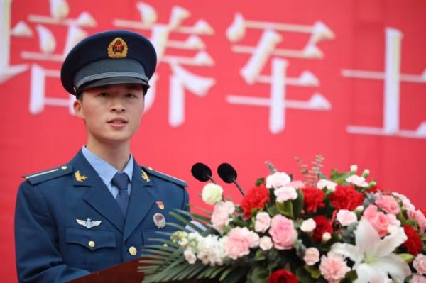 2021級學員代表李可言發言。重慶機電職業技術大學供圖