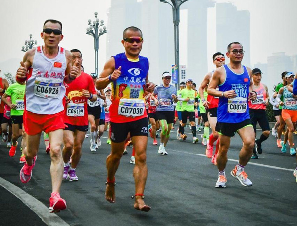 李清模（中）參加比賽現場。重慶華廈眼科醫院供圖