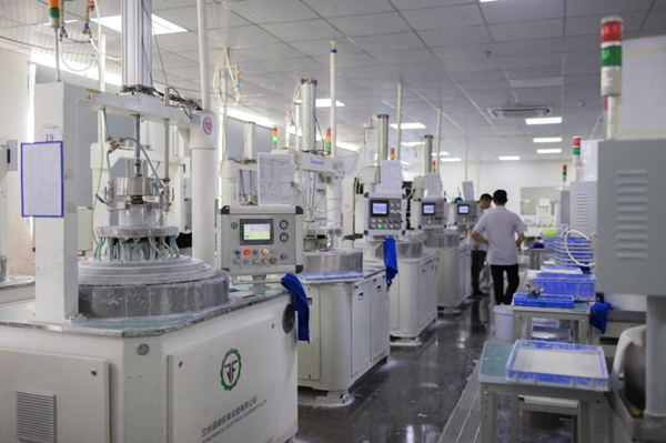 重慶乾岷光學科技有限公司生產車間。光大銀行重慶分行供圖