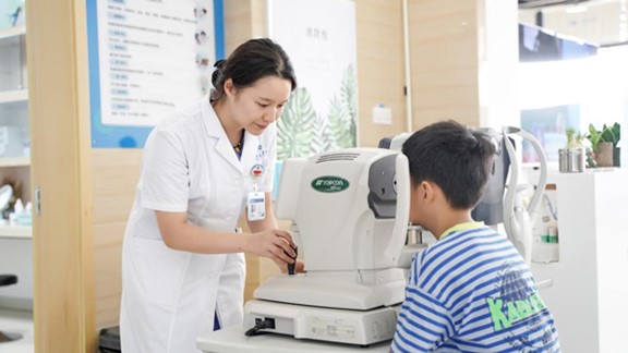 視力情況檢查。重慶華廈眼科醫院供圖