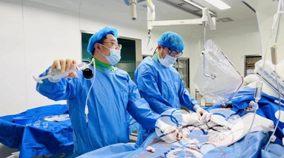 宋明寶（右一）團隊介入手術中。重慶西區醫院供圖