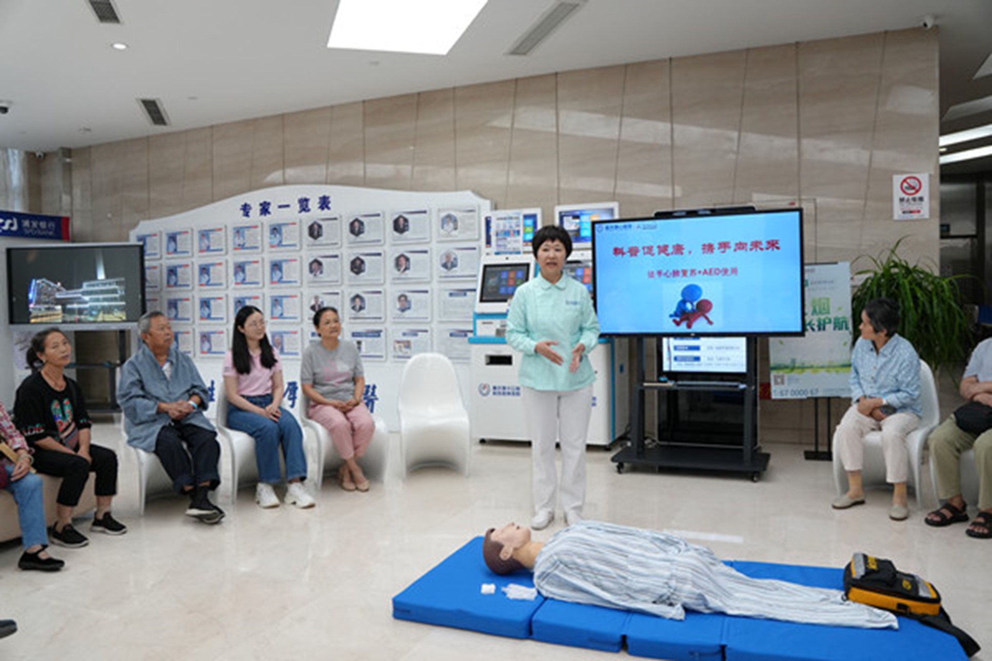 心肺復蘇術培訓現場。重慶康心醫院供圖