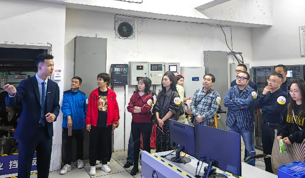 體驗者一行參觀設備房。新鷗鵬物業供圖