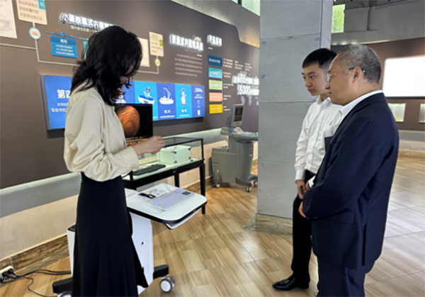 重慶三峽銀行工作人員與重慶金山醫療機器人員工交流產品情況。重慶三峽銀行供圖