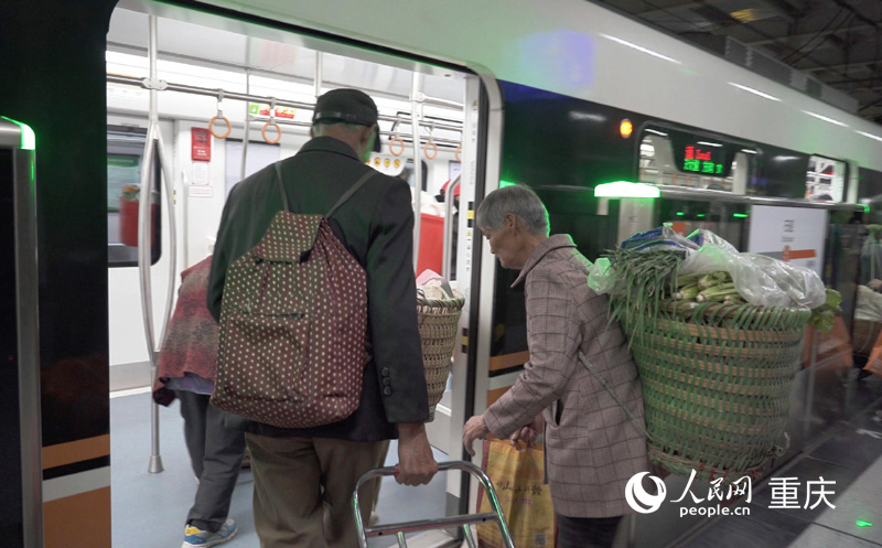 菜農果農們搭乘早上第一趟地鐵。人民網記者 劉祎攝
