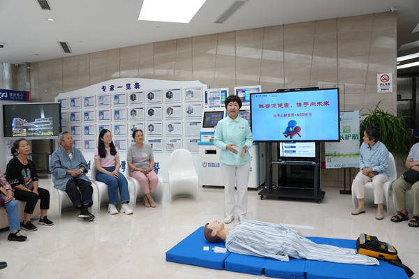心肺復蘇術培訓現場。重慶康心醫院供圖