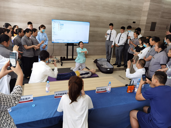 心肺復蘇術培訓現場。重慶康心醫院供圖