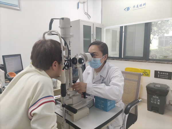 李琳為患者檢查眼部情況。重慶華廈眼科醫院供圖