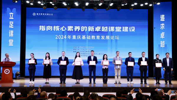 向獲獎人員頒發證書。唐文蕤攝