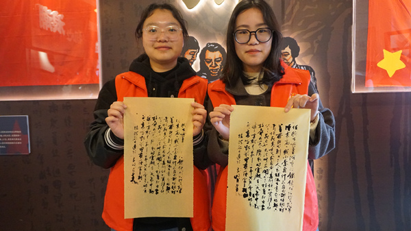 學生展示親手制作的報紙。重慶理工大學供圖