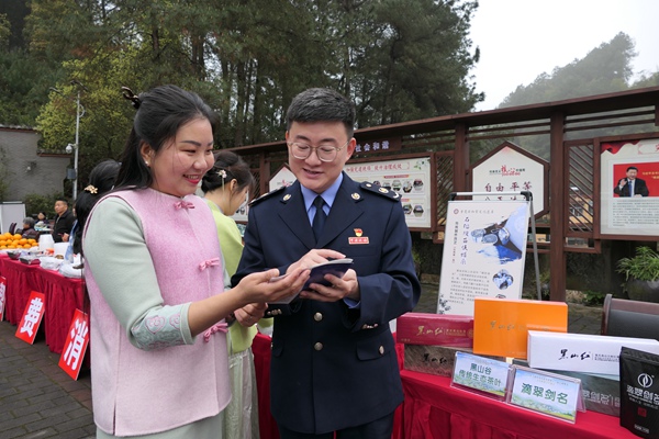 近日，在2024年萬盛經開區浪漫春游季活動現場，稅務人員為翠信茶葉公司人員講解相關稅費政策。陳紅梅攝