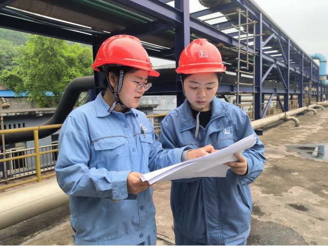 技術人員在現場核對統計數值。川維化工供圖