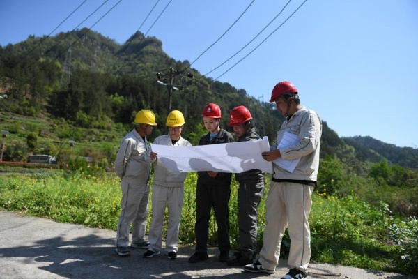 4月12日，國網重慶石柱供電公司員工對中益鄉10千伏周中一線改造項目進行現場勘測。國網重慶電力公司供圖