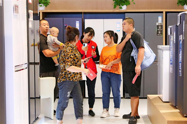 消費者正在選購家電。京東供圖