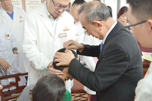 劉振寰現場頭針展示。重慶小米熊兒童醫院供圖