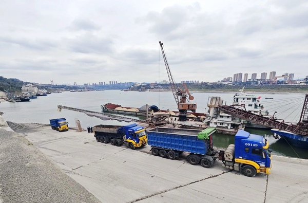 裝卸轉運作業。重慶物流集團供圖