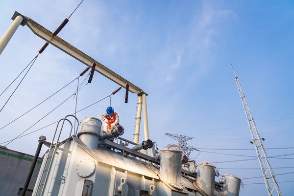 電力員工開展主變本體大修。國網重慶永川供電公司供圖