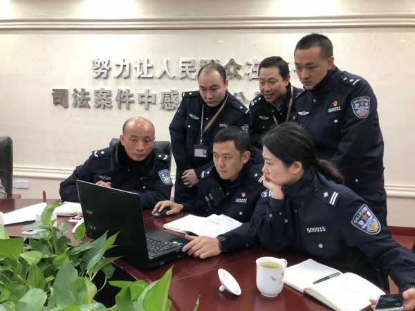 楊勇跟工作室的年輕人一起。重慶市高級人民法院供圖