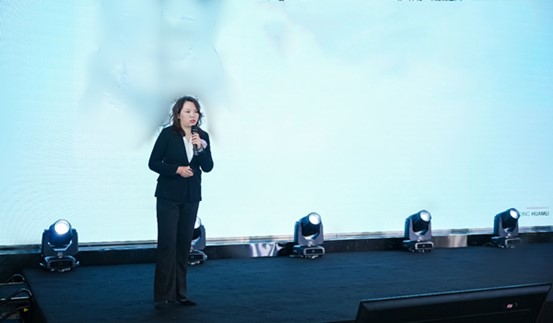 曹勇在現場做“腹壁聯合胸部整形手術分享”。重慶華美整形外科醫院供圖